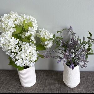 Elegant White and Purple Floral Arrangement in Textured Vases